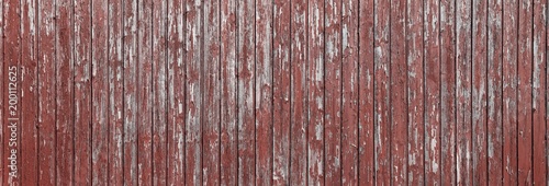 Holzfassade mit abgeblätterter Farbe