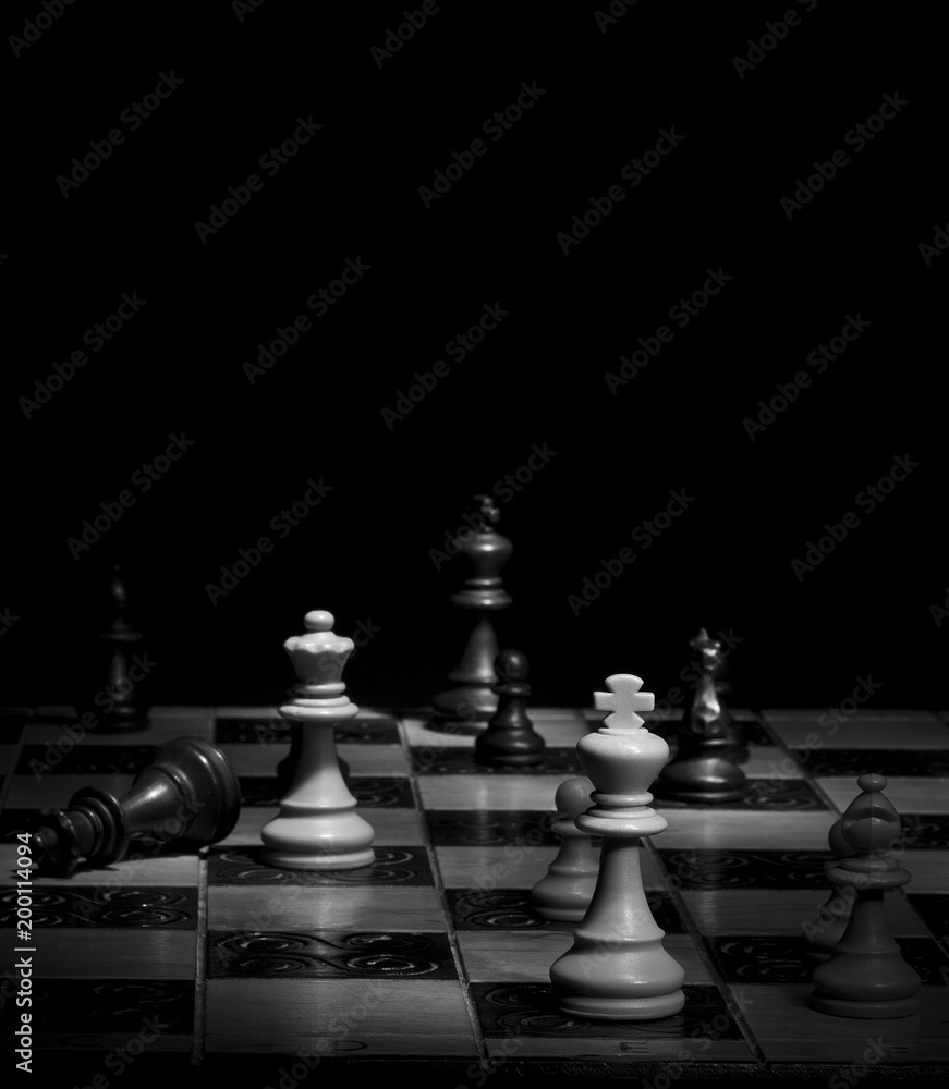 Scacchi fotografati su una scacchiera Scacchi fotografati su una scacchiera
