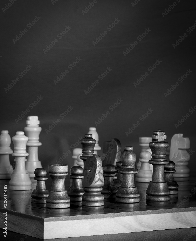Scacchi fotografati su una scacchiera Scacchi fotografati su una scacchiera