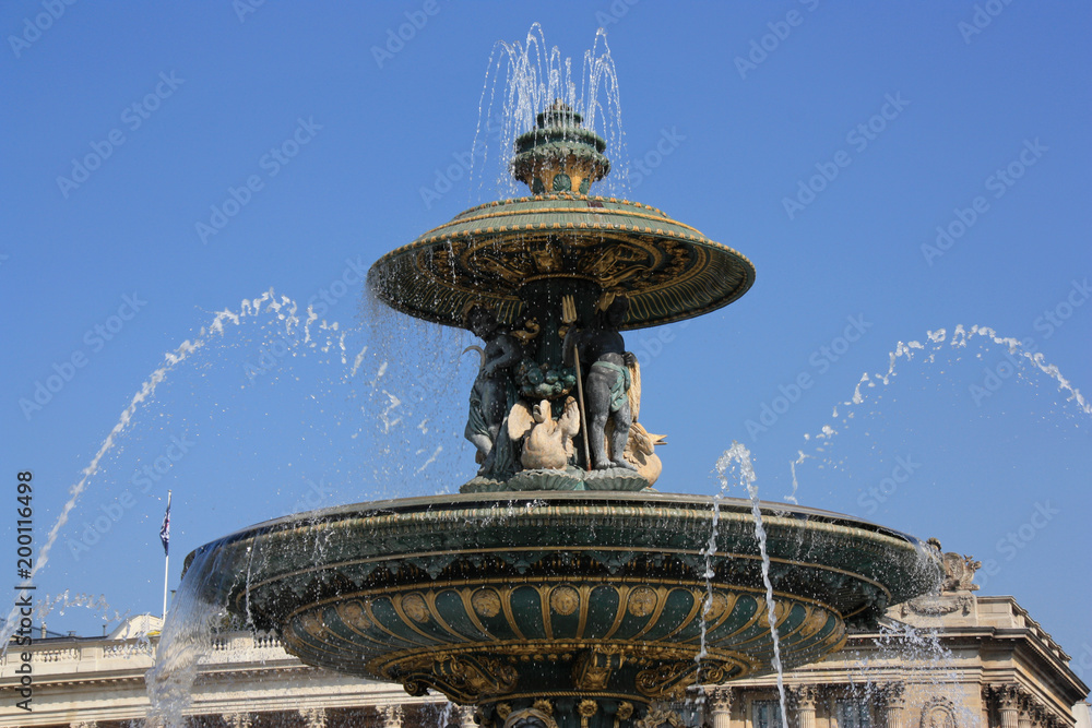 Vasques de la fontaine place de la Concorde à Paris, France