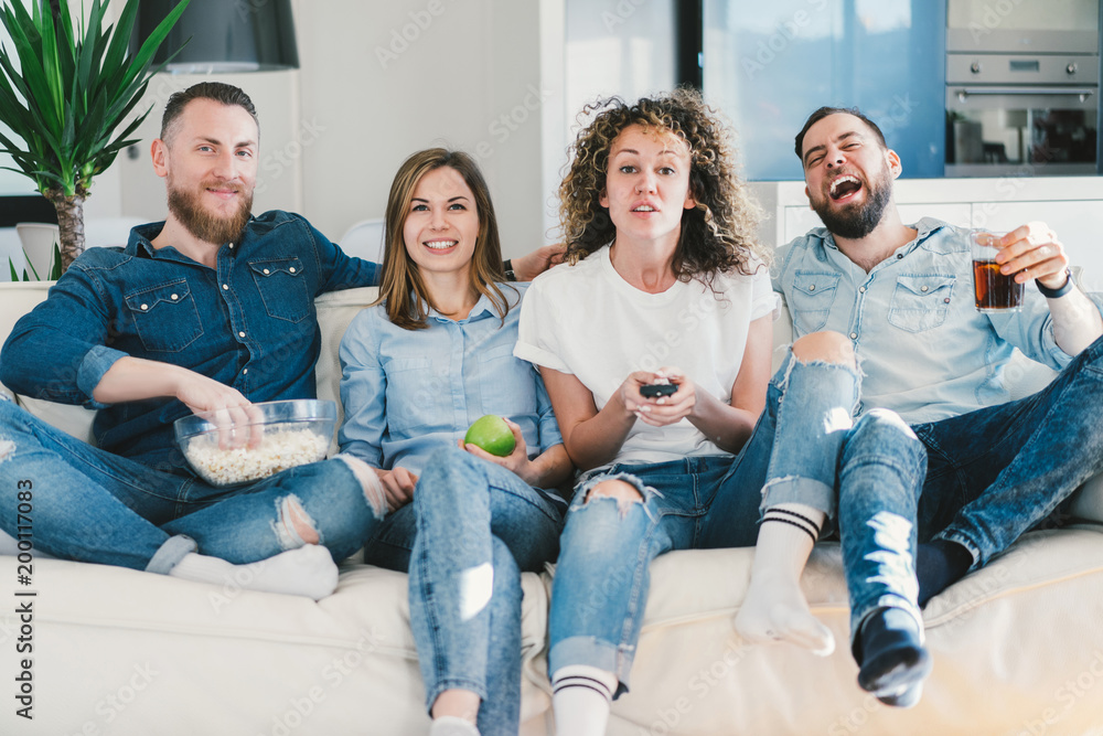Friends watching tv Friends watching tv
