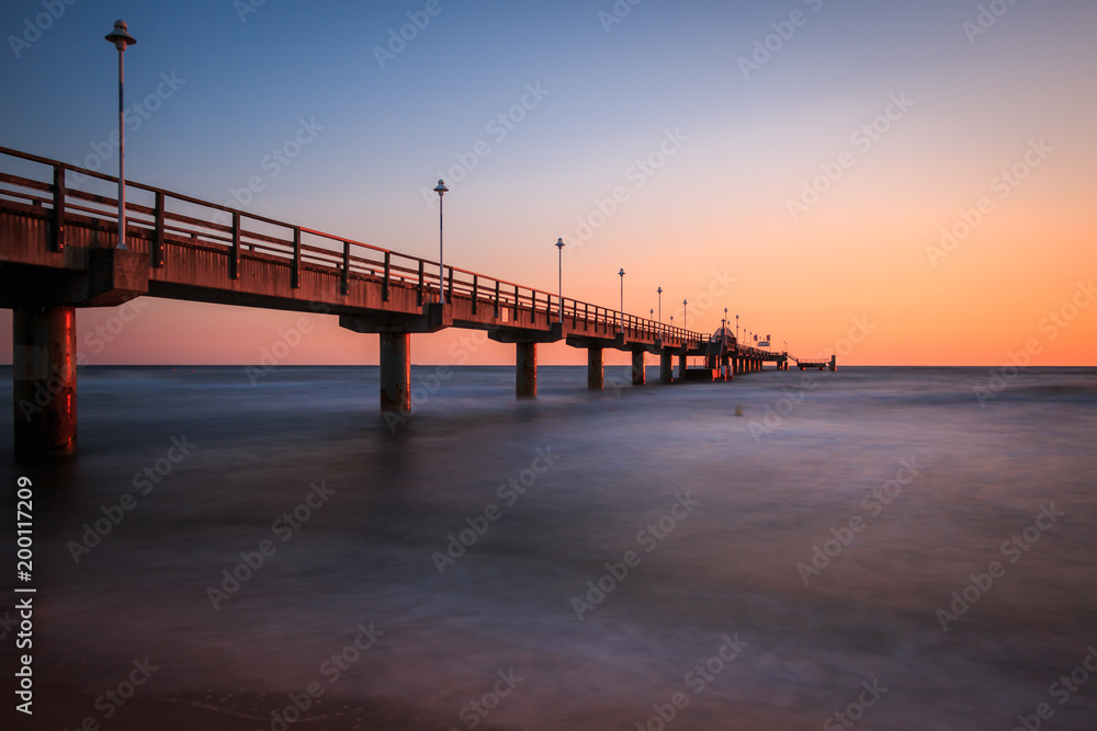 Fototapeta premium Pier, Seebrücke Zinnowitz im Sonnenaufgang, Blaue Stunde. Bootsanleger. Ostsee, Insel Usedom_001