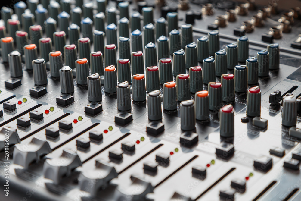 handles sound settings and track information on the DJ handles sound settings and track information on the DJ