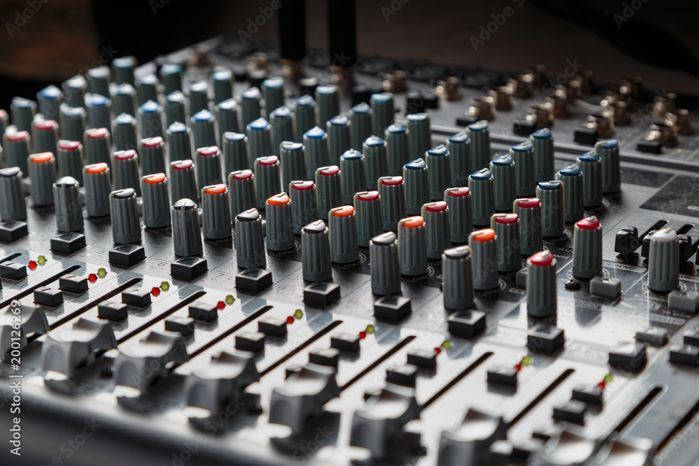 handles sound settings and track information on the DJ handles sound settings and track information on the DJ
