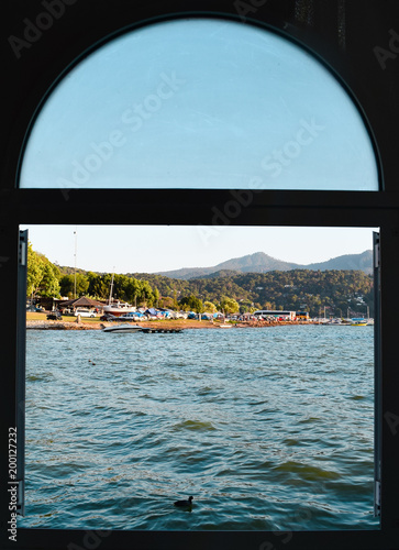 Ausblick durch ein offenes Fenster, See, Wasser, Hafen, Boote, Valle de Bravo, Mexiko