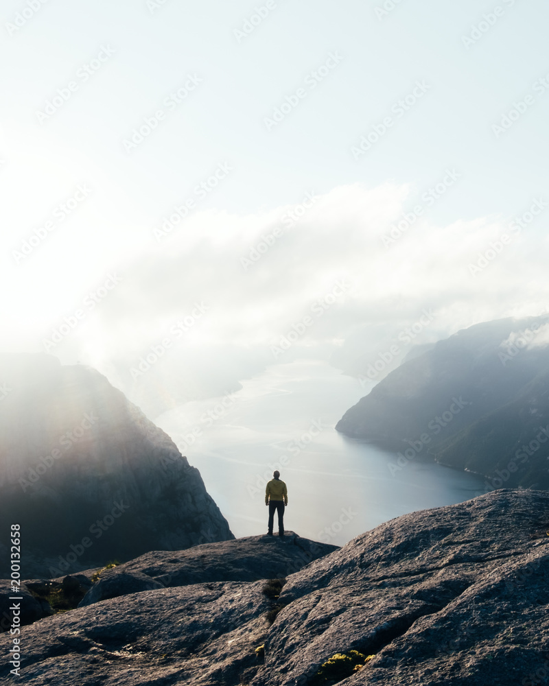 Fototapeta premium Misty rano na Preikestolen (ambona-rock) - słynna atrakcja turystyczna w gminie Forsand w okręgu Rogaland, Norwegia