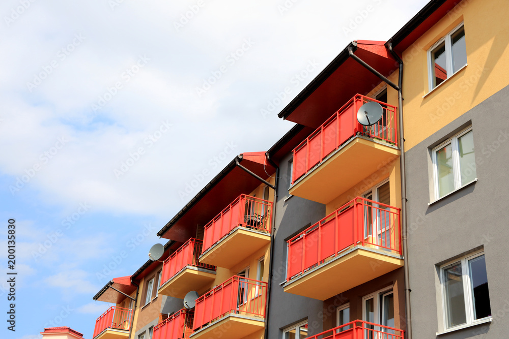 Kolorowe balkony w budynku wielorodzinnym, apartamentowiec. - obrazy, fototapety, plakaty 