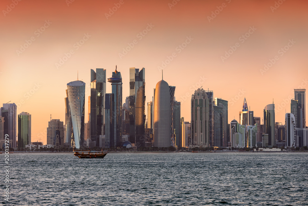 Fototapeta premium Blick auf die Wolkenkratzer des Zentrums von Doha, Katar, bei Sonnenuntergang