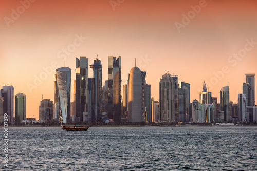 Blick auf die Wolkenkratzer des Zentrums von Doha  Katar  bei Sonnenuntergang