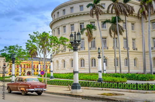 Obraz na płótnie Capitolio building Havana, Cuba with old cars w salonie