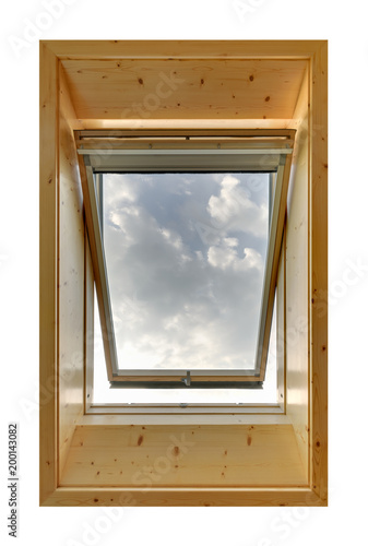 Dachfenster ge  ffnet mit Blick auf Himmel Fenster Dach
