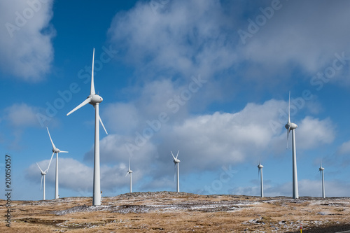 Eolienne vent production énergie électricité environnement vert nature naturel pilier pâle