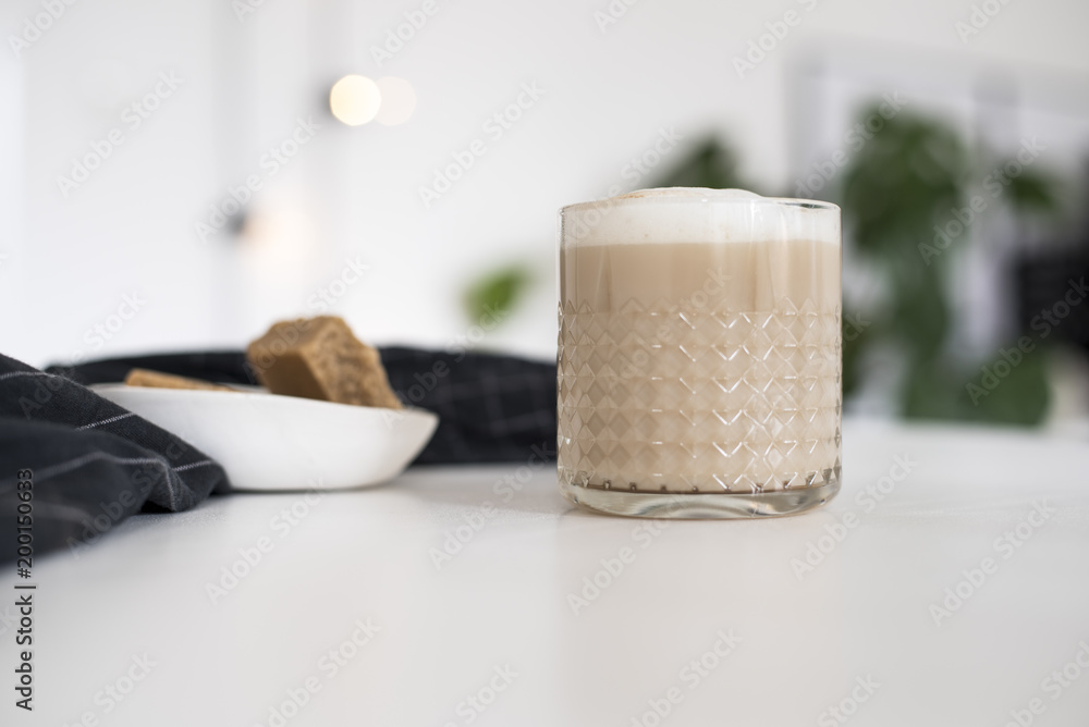 Naklejka premium Latte macchiato and fudge