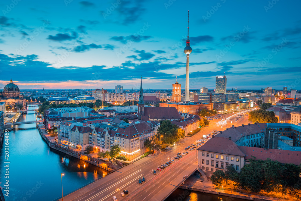 Obraz premium Panoramę Berlina ze Szprewą w nocy, Niemcy