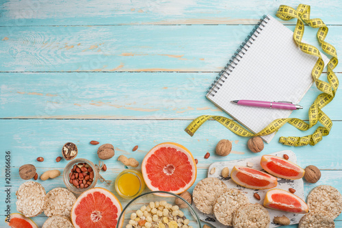 Φωτογραφία Grapefruit, muesli bread, and a clean notebook for writing