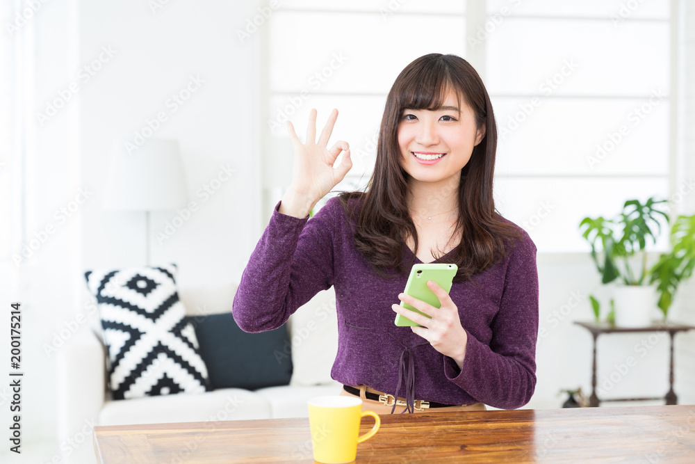 部屋でスマホを見る女性 部屋でスマホを見る女性