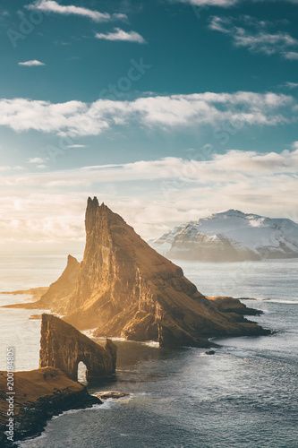Canvastavla Berg Luftaufnahme im Sonnenuntergang Drangarnir Faroe Islands