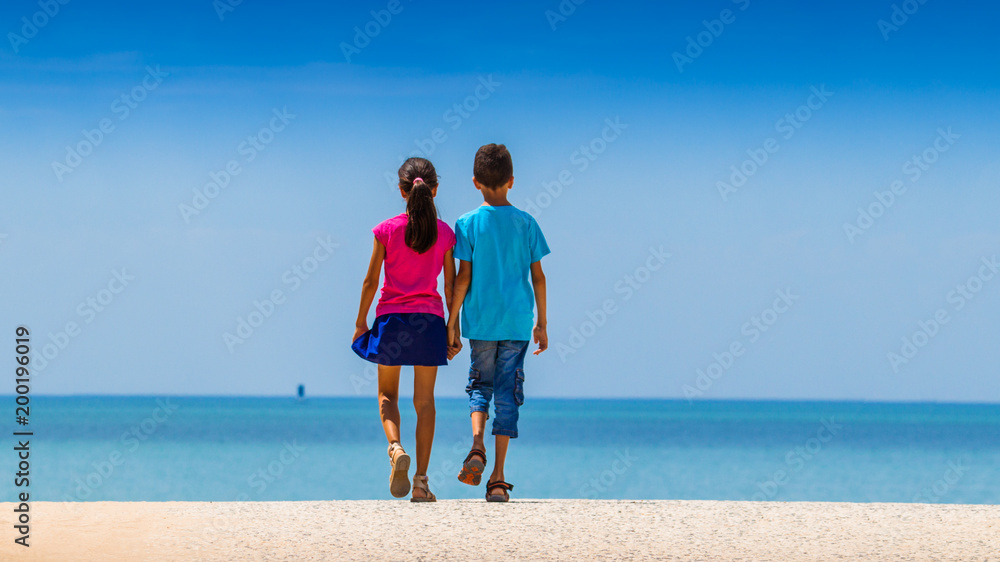 couple d'enfants allant à la mer