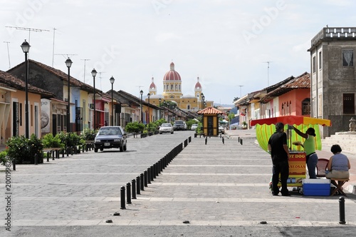 Calle La Calzada, hinten die Kathedrale, Granada, Nicaragua, Zentralamerika, Mittelamerika ©  Egon Boemsch