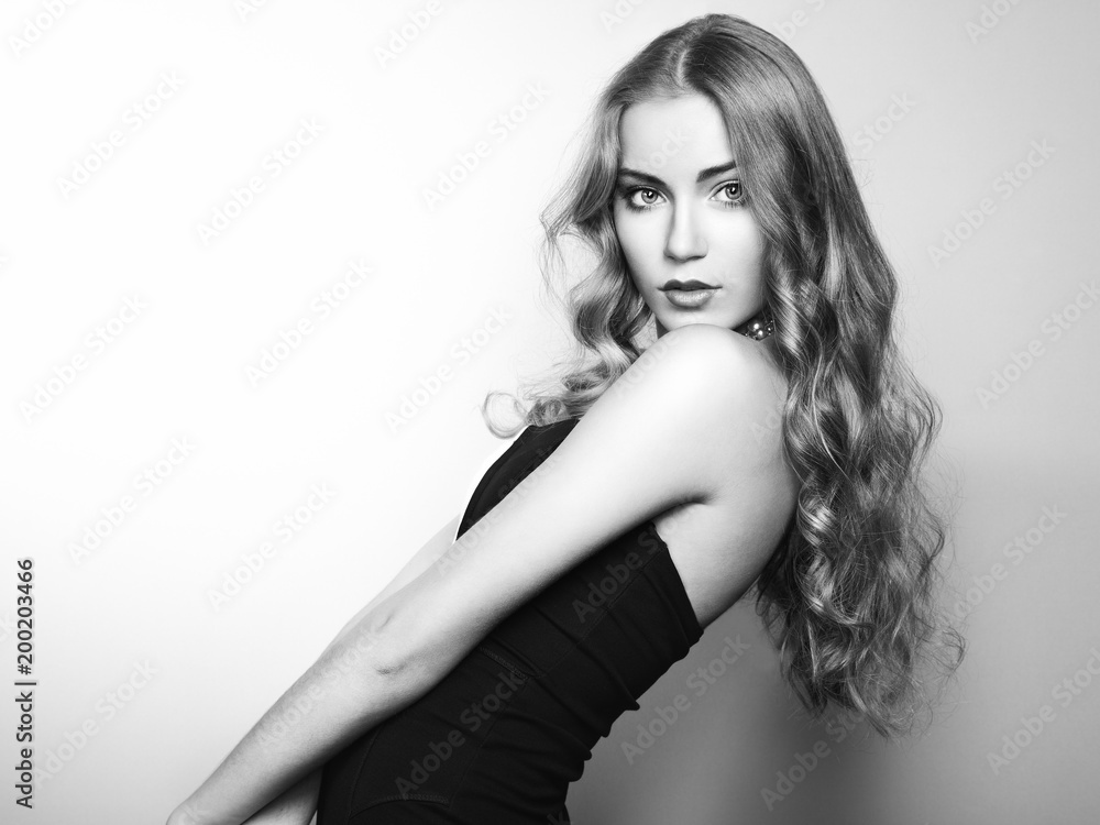 Obraz premium Portret piękna młoda blondynki dziewczyna w czerni sukni. Fotografia mody. Długie włosy