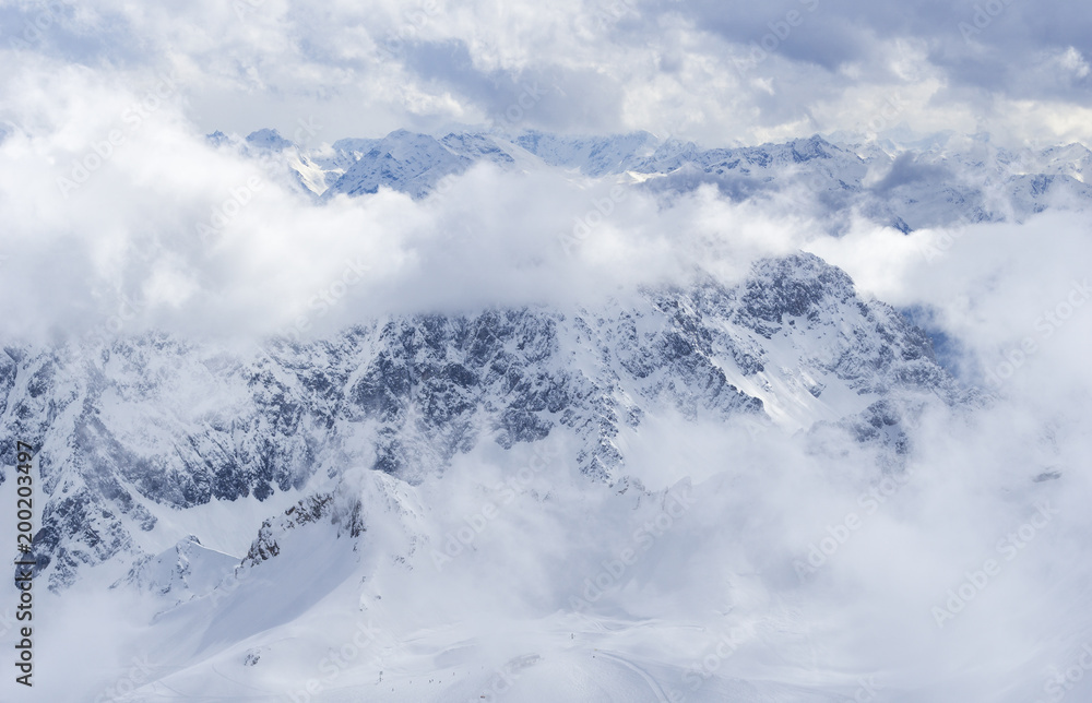 Blick auf die beeindruckenden Berge der schneebedeckten Alpen 