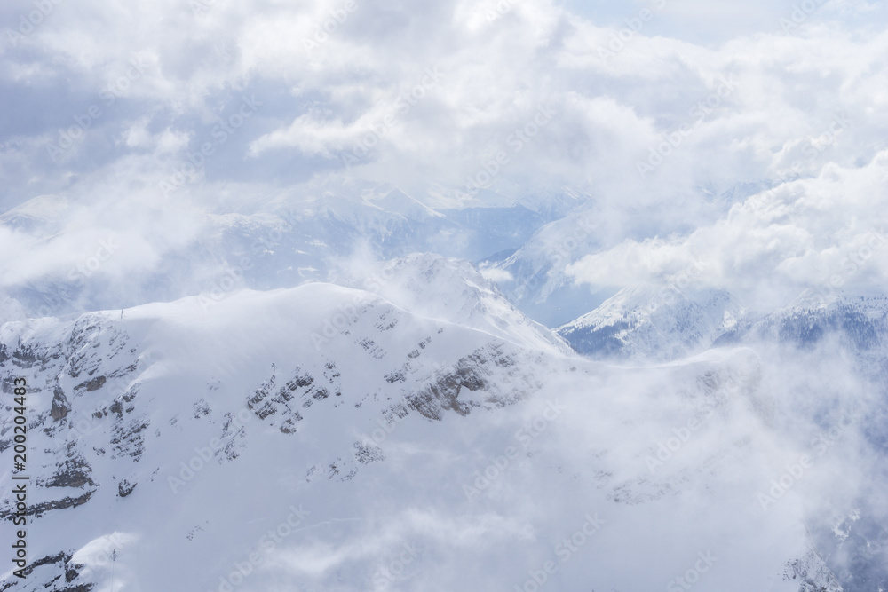 Blick auf die schneebedeckten Berge der Alpen Blick auf die schneebedeckten Berge der Alpen