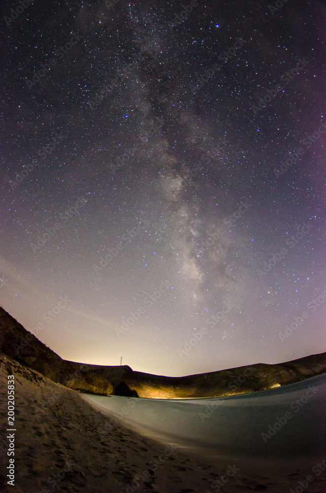 Obraz premium Night shost from balandra beach, baja california sur with milky way.
