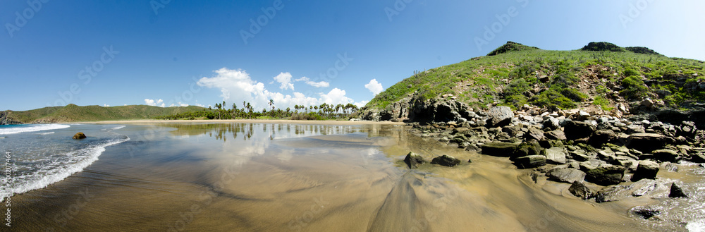 Obraz premium Scenics from the beaches of the sea of cortez, where the desert meets the sea, Baja California sur Mexico.