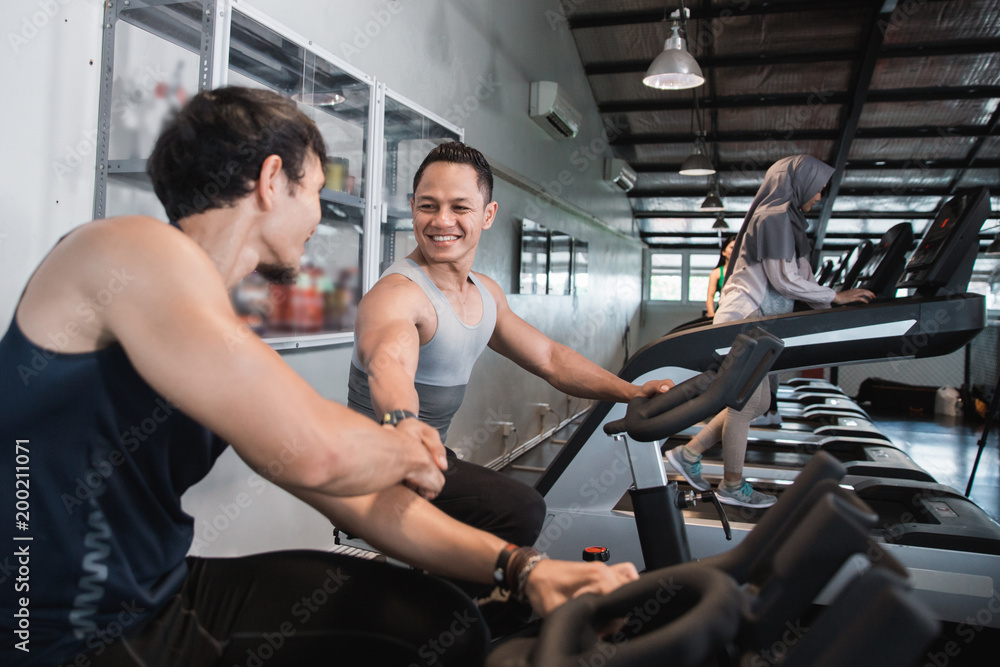 Side view man meeting friend when cardio excercises Side view man meeting friend when cardio excercises