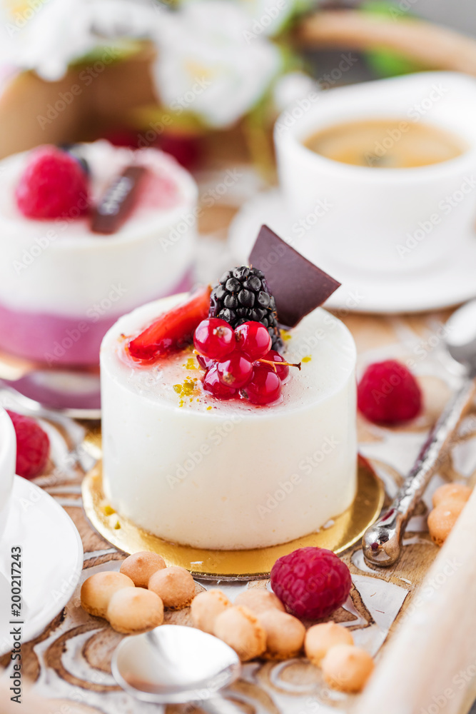 Sommerliche Kuchen mit frischen Beeren Sommerliche Kuchen mit frischen Beeren