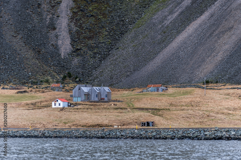 Fototapeta premium Islanda, la terra dei vichinghi. Fattoria sulla costa.