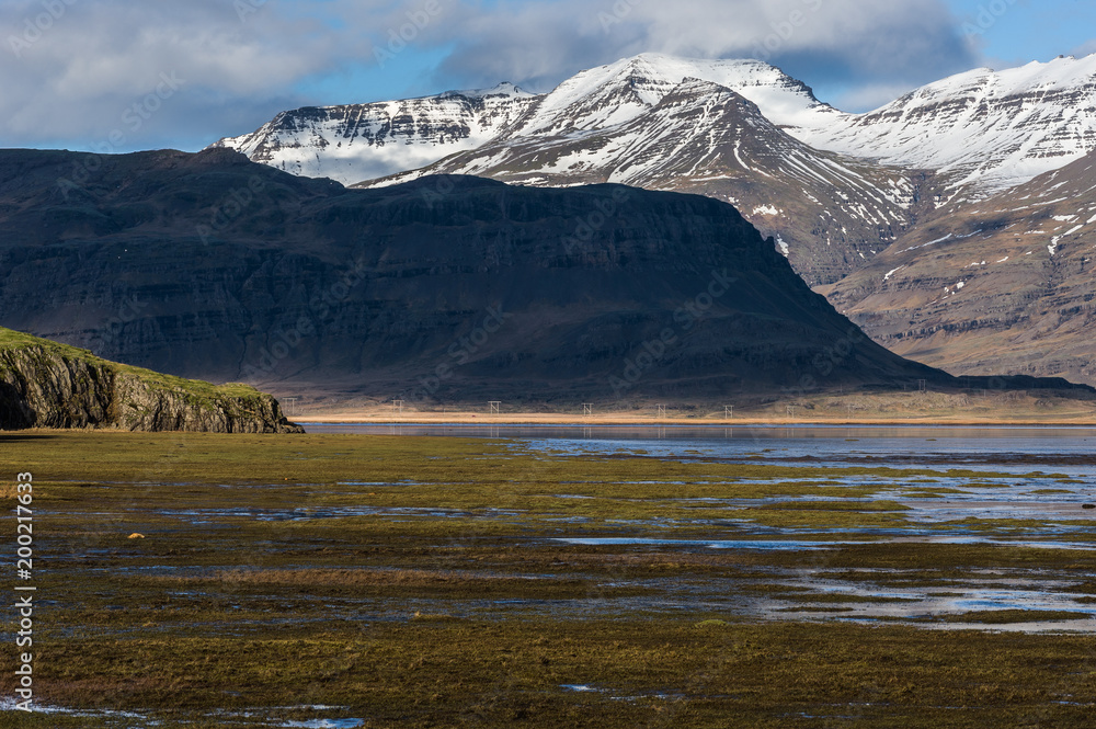 Islanda, la terra dei vichinghi. Paesaggio con montagna sulla palude