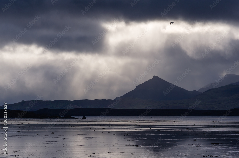 Islanda, la terra dei vichinghi. Montagna e fasci di luce attraverso le nuvole.