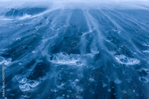Islanda, la terra dei vichinghi. Lunga esposizione nella spiaggia dei ghiacci durante l'ora blu.
