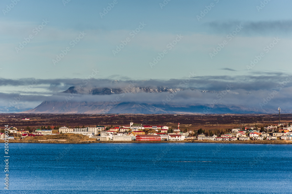 Islanda, la terra dei vichinghi. Panorama di una piccola città sulla costa.