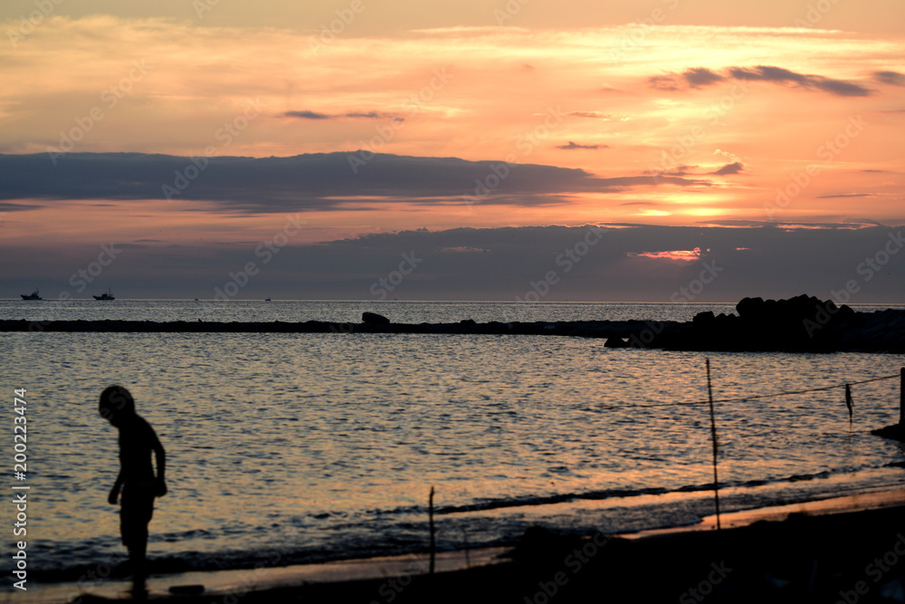 Fototapeta premium The sea of the sunset with child