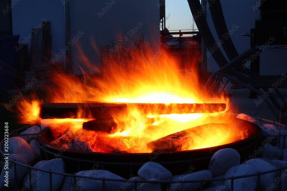 Obraz premium Lagerfeuer und Grillen