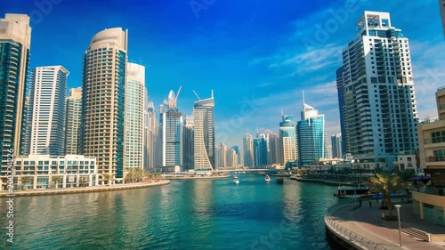 Dubai Marina unter blauem Himmel, Zeitraffer Video mit Skyline und Booten photo