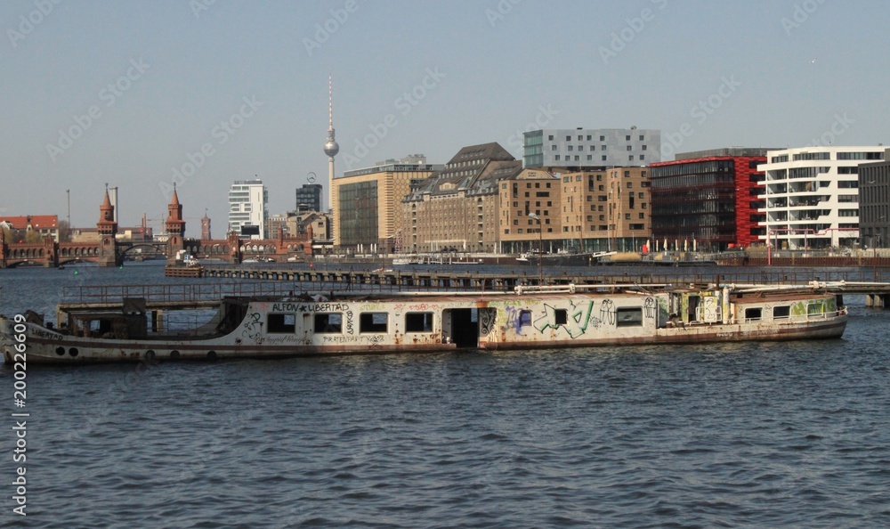 Berliner Spreeabschnitt am Osthafen