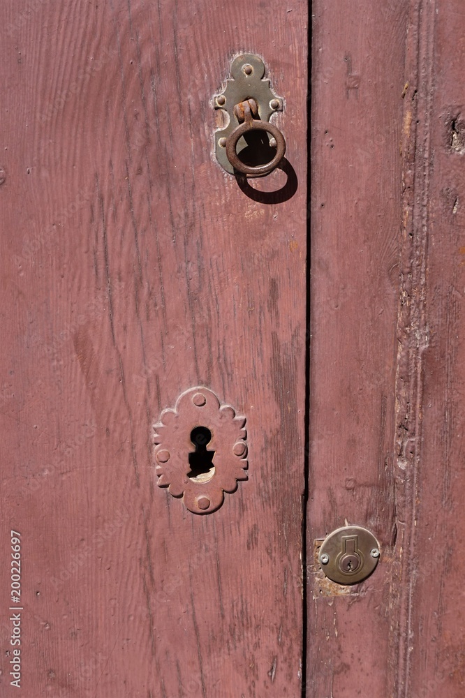 Detalle antigua puerta roja de madera Detalle antigua puerta roja de madera
