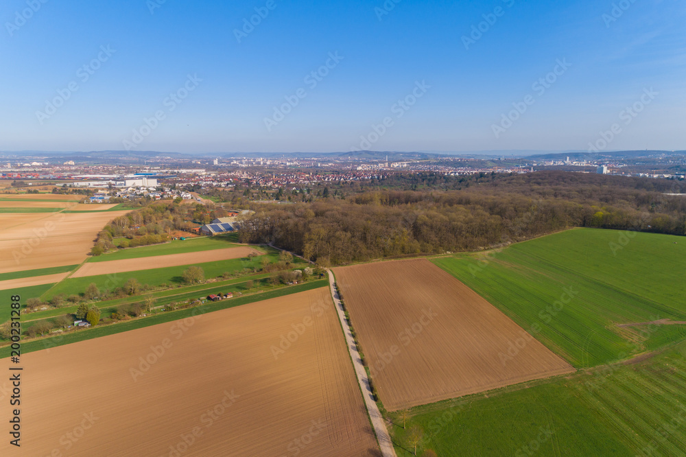 Luftaufnahme über die Felder auf einen Stuttgarter Stadtteil