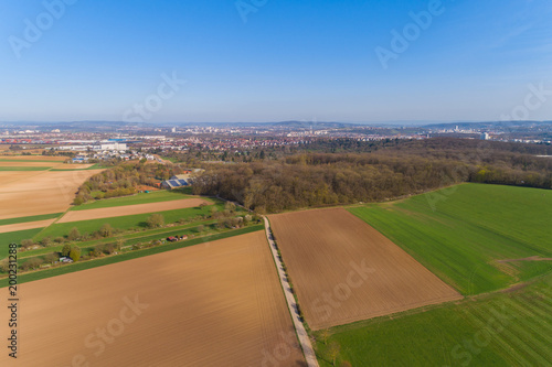 Luftaufnahme über die Felder auf einen Stuttgarter Stadtteil