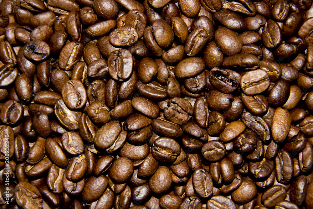 Naklejka premium Background, texture of aromatic fresh, not prepared, and not ground, granular coffee