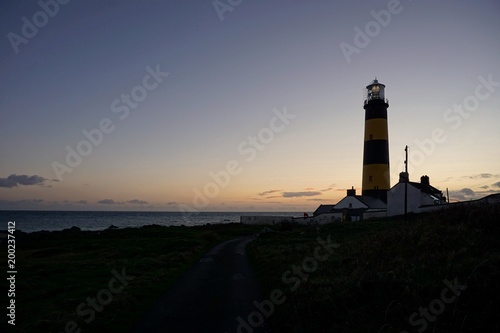 St. Johns Leuchtturm  Nordirland vor Abendhimmel