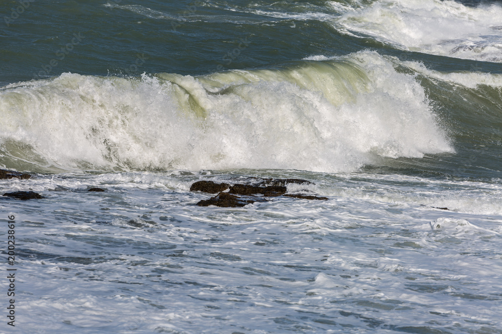 Obraz premium Waves Breaking against on Rocky Shore: Natural Scenery