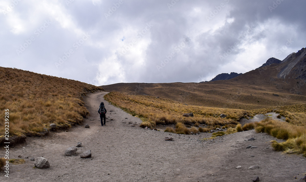 Aufstieg, Wanderung im nicht aktiven, erloschenen Vulkan Nevado de Toluca, Xinantécatl, Gebirge, Mexiko, mit Wanderrucksack, Gipfel, Höhe