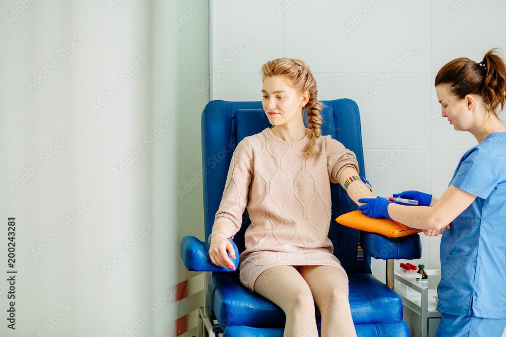 Stockfoto Doctor makes the patient an injection of a young woman. In
