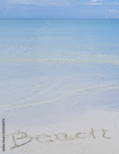 Wei  er Sand und T  rkises Wasser am Karibik Strand auf Kuba Varadero