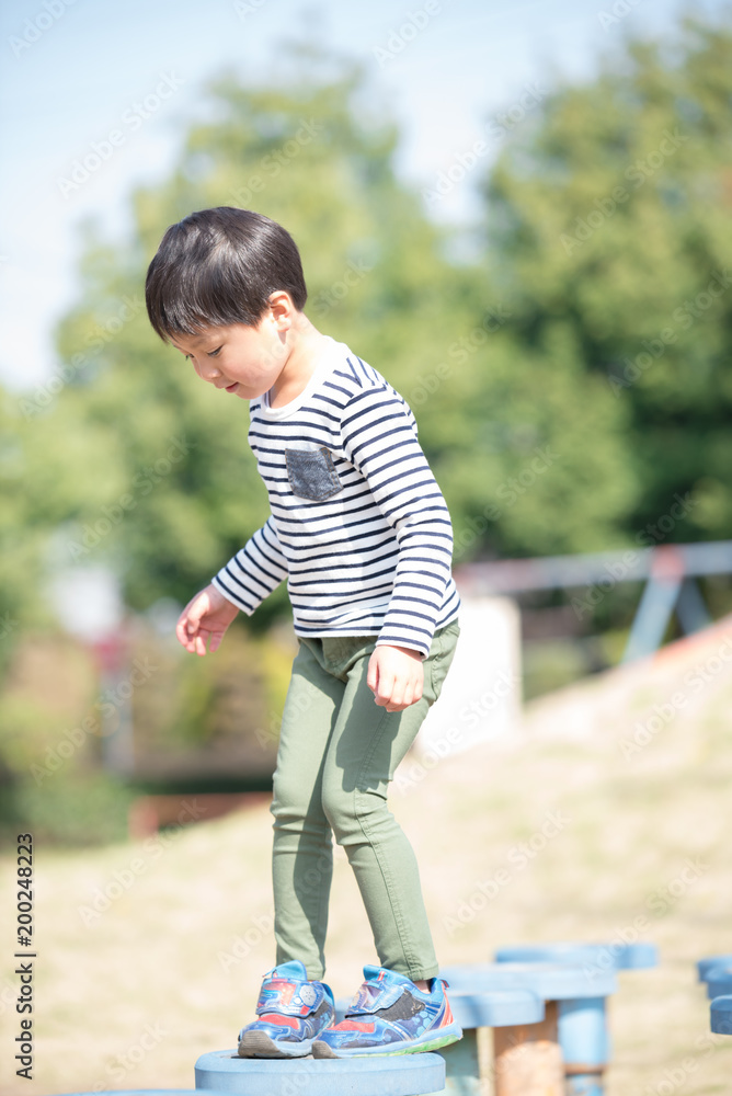公園で遊ぶ男の子 公園で遊ぶ男の子