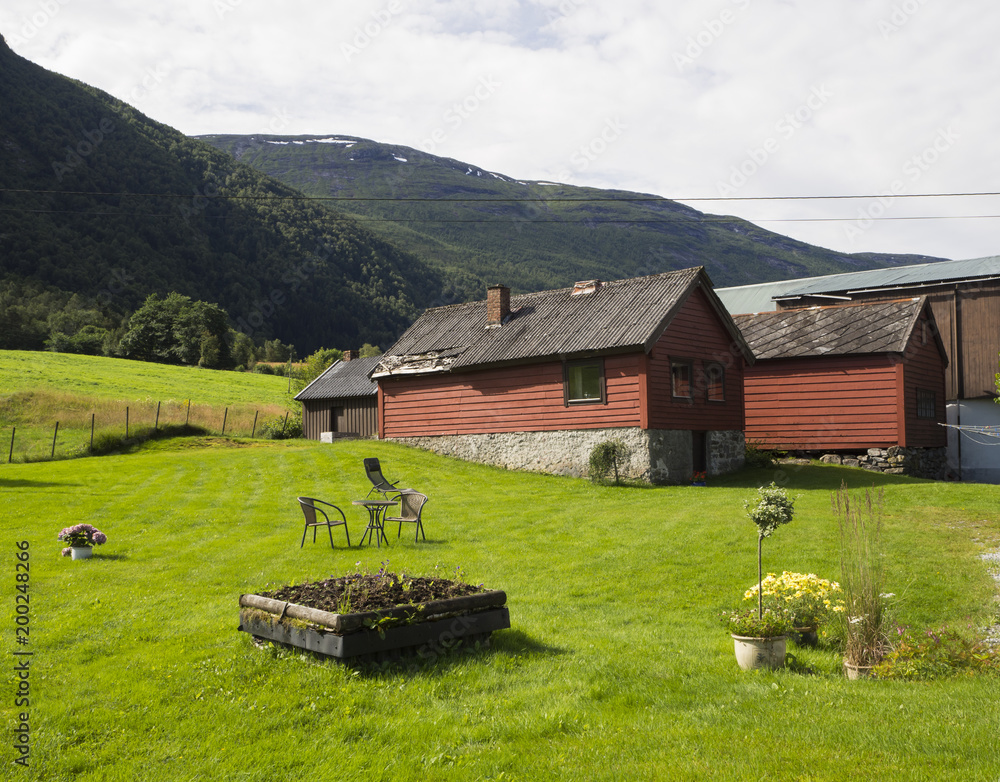 Jardín con vistas del paisaje de montaña en la zona de Nedrefloen, en el verano de 2017 en Noruega Jardín con vistas del paisaje de montaña en la zona de Nedrefloen, en el verano de 2017 en Noruega